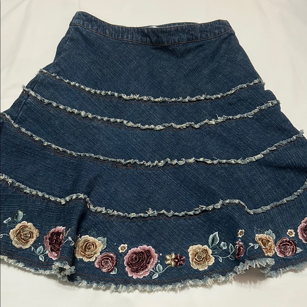 Women’s Embroidered Denim Skirt M?